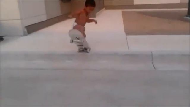Двух летний скейтбордист показывает свое мастерство Two year old skateboarder shows his skills смотреть онлайн