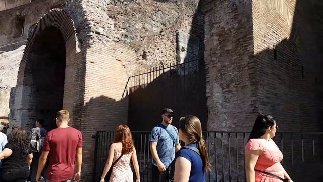 A first look and glimpse around the Colosseum in Rome смотреть онлайн