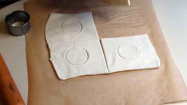 Быстрая выпечка из слоеного теста.