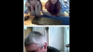 Веб камера Молодые девушки смотрят на деда в видеочате