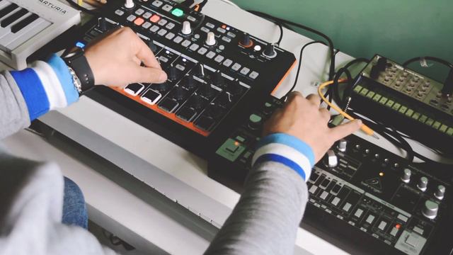 techno Jam with only behringer td-3 and Arturia drumbrute impact. смотреть онлайн