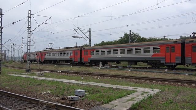 Электропоезд ЭД9М-0064 на станции Астраханский переезд смотреть онлайн