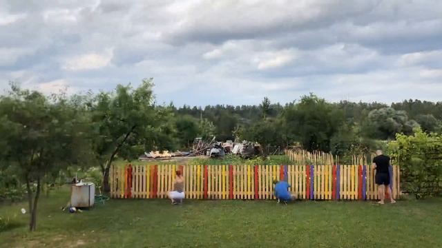 Покраска забора в цвет радуги Ч.1 смотреть онлайн