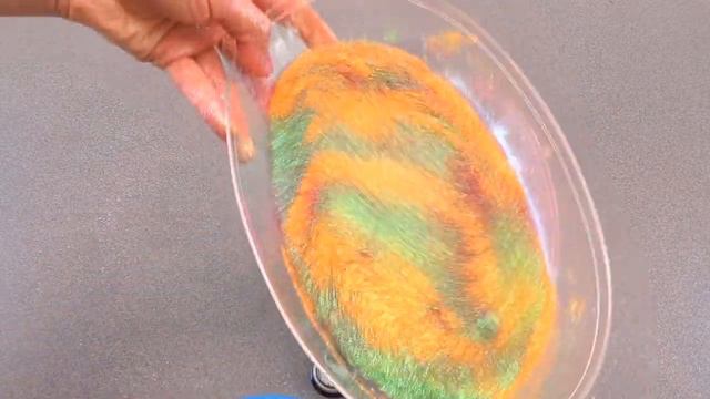 Зеленый или Розовый?! Какой круче с БЛЕСТКАМИ? - Pink vs Green - Mixing GLITTER Into SLIME! смотреть онлайн