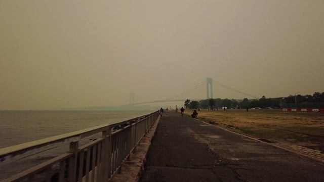 WILDFIRE SMOKE SMOTHERS Brooklyn NY | Mad Max Like Scenes | Walking and Drone Footage South Brookly смотреть онлайн