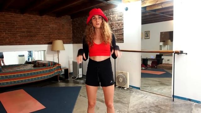 Уроки пантомимы. Как делать стеночку. Mime Tutotial