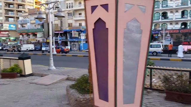 Le Pacha Resort 4* (Египет/Хургада). Перед входом в отель. Июль 2015г. смотреть онлайн