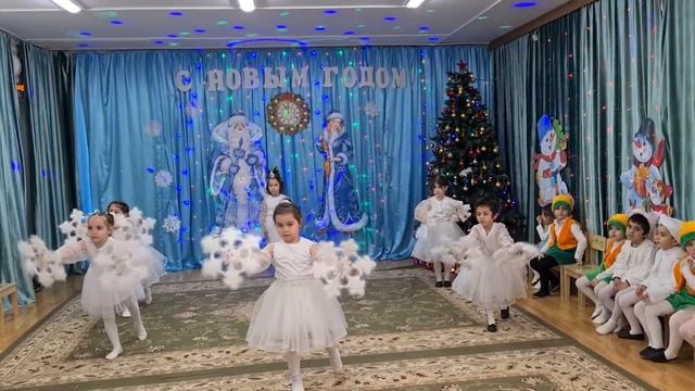 танец снежинок "Снежные бабочки" ( средняя группа) смотреть онлайн