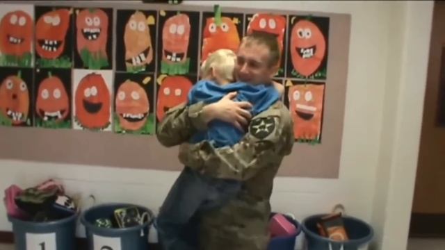 Soldiers Coming Home #68 Soldier Surprises Mom Just In Time For Christmas