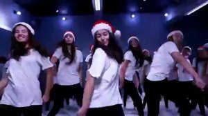 Зажигательный Новогодний танец девушек