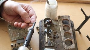 Как паять паяльником с канифолью, и оловом Паяем правильно провода, и выводы радиодеталей