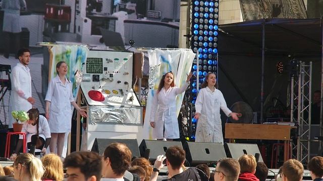 Мюзикл «В погоне за Хроном» на ступеньках физфака МГУ // День Физика 2022 смотреть онлайн