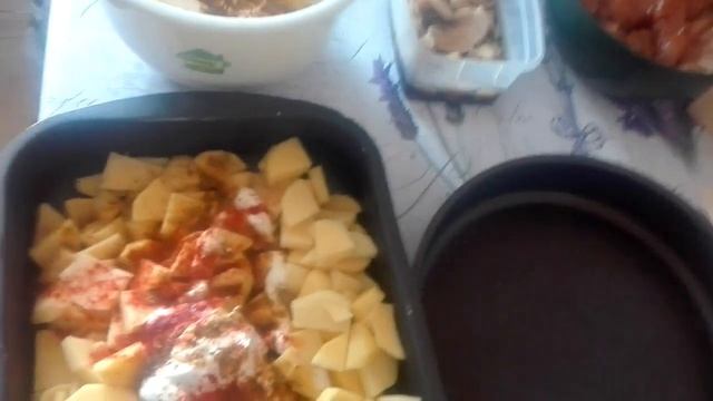 Готовим обед, запеченная картошка с грудкой и грибами в соевом сметанно майонезном соусе ...