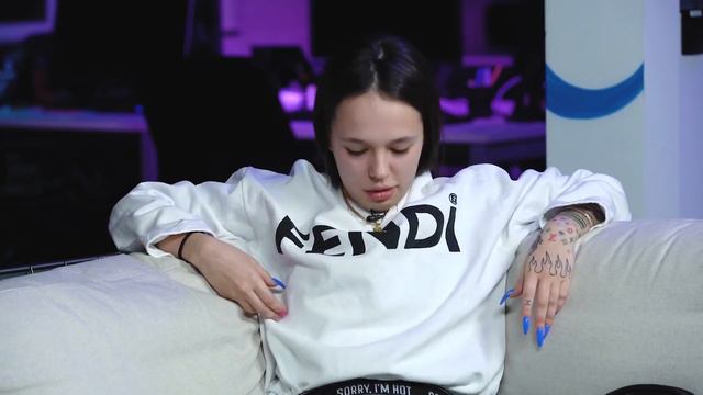 Инстасамка пытается что-то сказать на протяжении 1 минуты и 30 секунд