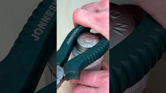 Хитрость, с помощью которой можно открутить крышку смотреть онлайн