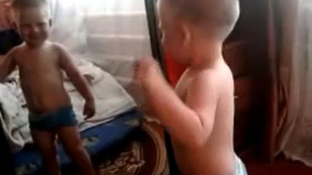 МАЛЫШ ТАНЦУЕТ ПЕРЕД ЗЕРКАЛОМ