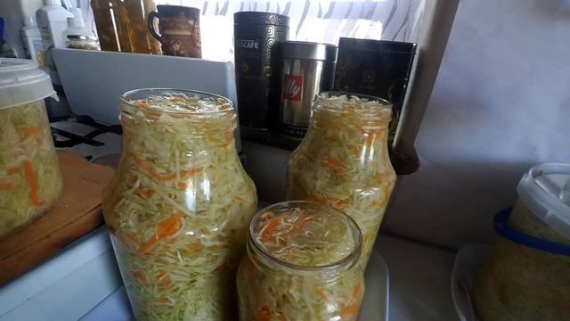 Квашена КАПУСТА В БАНКАХ , залита соляним розчином . смотреть онлайн