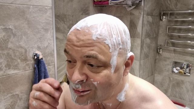 KAI Одноразовый бритвенный станок T-образной формы золотой KAI GOLD-S из нержавеющей стали смотреть онлайн