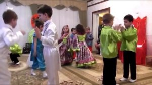 Танец тройками Погадаю на ромашке в старшей группе на утреннике   8 марта 2012 Муз рук  Максюта Г