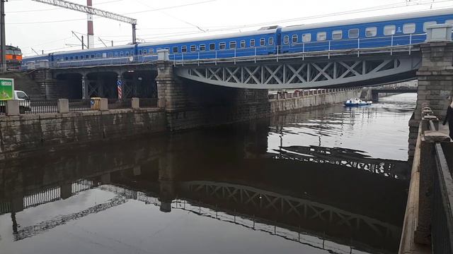 Поезд едет через Стариный Жд Мост в СПб смотреть онлайн
