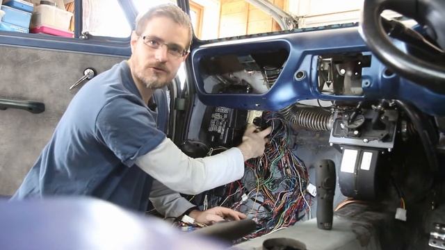 Garry's Garage - Tidying up spaghetti - Ford Anglia #18 смотреть онлайн
