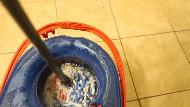 BATTLE OF THE SPIN MOPS// OLD OCEDAR MOP VS NEW RINSE CLEAN MOP// WHICH IS BETTER? смотреть онлайн