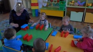 Совместная деятельность по конструированию в группе раннего возраста Скамеечка для мишки.