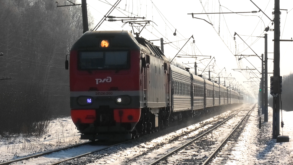 ЭП2К-260 со скорым поездом Астрахань — Нижневартовск следует через о.п. 275 км смотреть онлайн