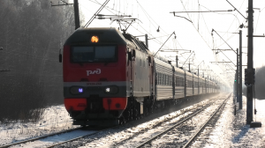 ЭП2К-260 со скорым поездом Астрахань — Нижневартовск следует через о.п. 275 км