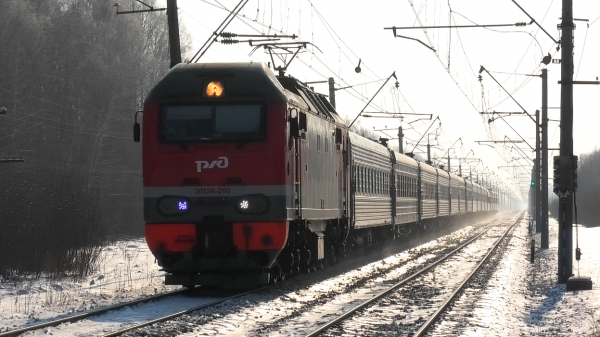 ЭП2К-260 со скорым поездом Астрахань — Нижневартовск следует через о.п. 275 км