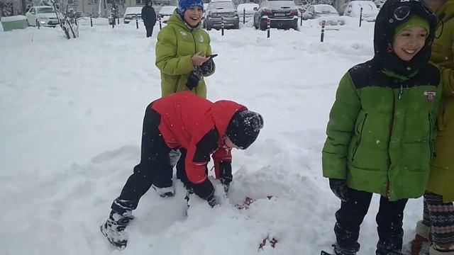 Закопали друга в снег смотреть онлайн