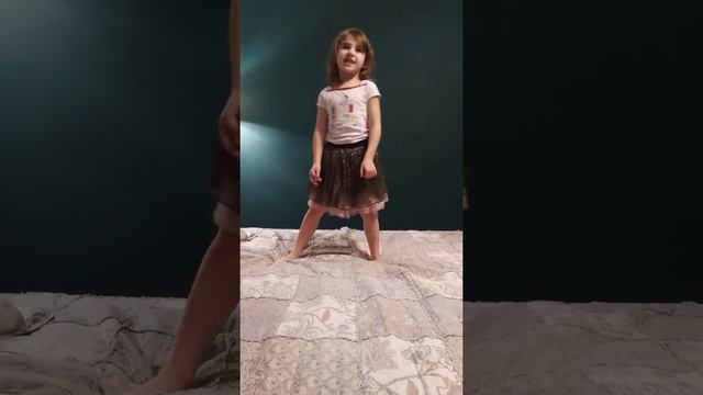 Дуня (5 лет) читает стихотворение А.С. Пушкина " К Чаадаеву" смотреть онлайн