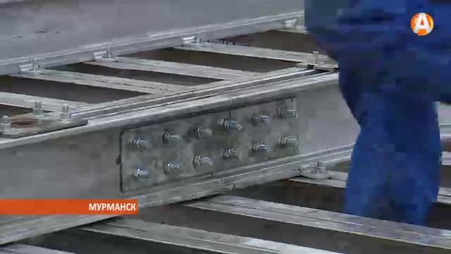 Бассейн на первом этаже, жильцы на втором смотреть онлайн