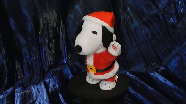 Running little Snoppy dressed as Santa. In static. Бегающий маленький Снуппи в костюме Санты.Статик смотреть онлайн