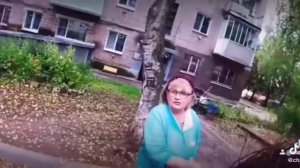 Бешеная бабка на летает на человека паука. Прикол. Человек. Паук. Бабка на вернулась. Бомбит