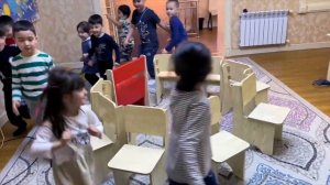 Дети играют в музыкальные стулья || Музыкальное кресло Игровая деятельность