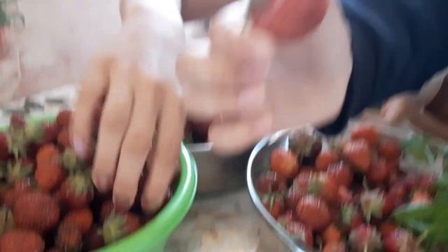 УБОРКА УРОЖАЯ КЛУБНИКИ???/СЕСТРЁНКИ смотреть онлайн