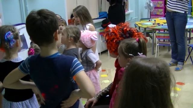 Английский праздник в Умке, дети читают стихи. смотреть онлайн