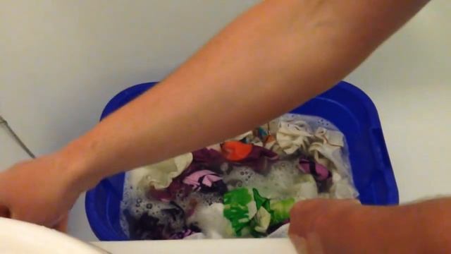 Как правильно стирать вещи вручную - постирать руками вещи в тазике / How to hand wash clothes смотреть онлайн