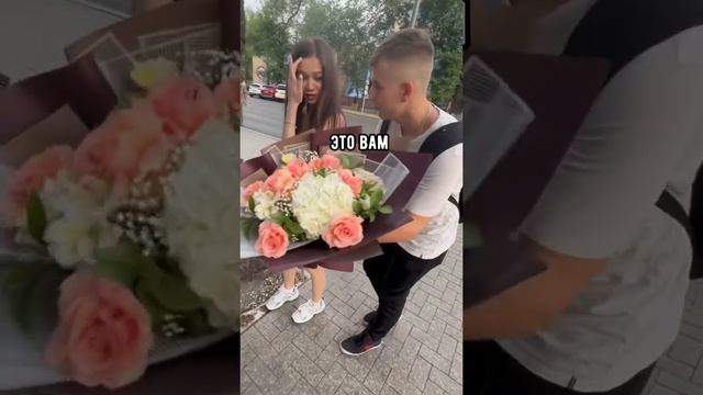 Подарил первой встречной букет цветов в Казахстане ! смотреть онлайн