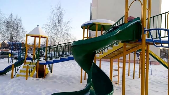 Как кататься с горки на детской площадке как черепаха
