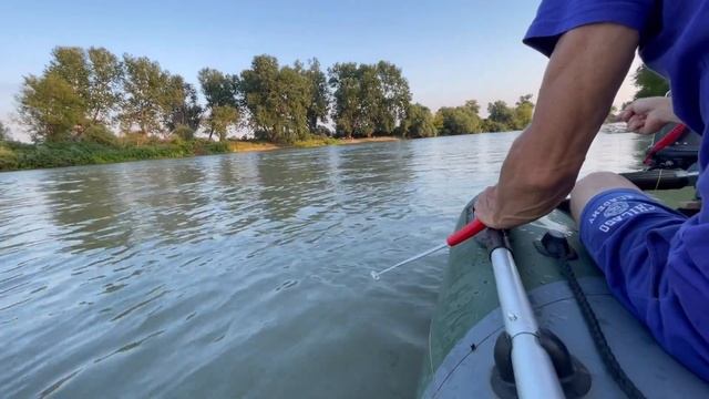 НОЧУЕМ НА РЕКЕ. РЫБАЛКА ДОНКОЙ С ЛОДКИ. смотреть онлайн