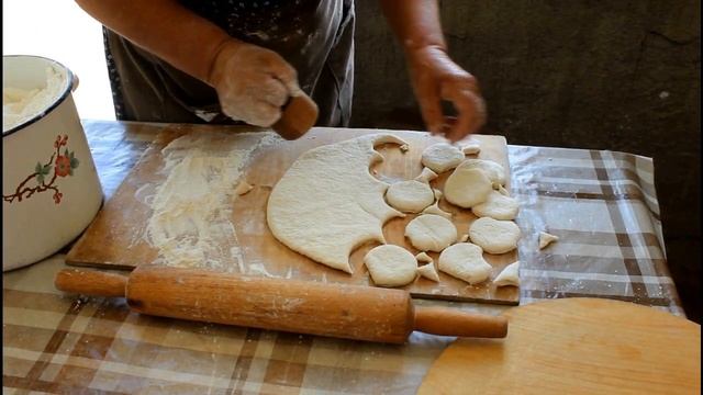 ХИНКАЛИ в Грузии. Кавказское гостеприимство. Грузинские женщины шутят. ხინკალი. смотреть онлайн