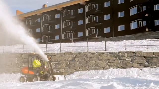 Райдер Husqvarna P 525D с зимним навесным оборудованием смотреть онлайн