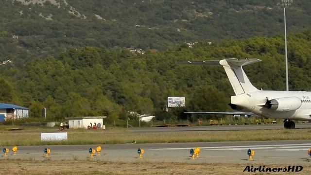 McDonnell Douglas MD-83 Pilot waving at me using reverse thrust - Unique! Tivat Airport смотреть онлайн