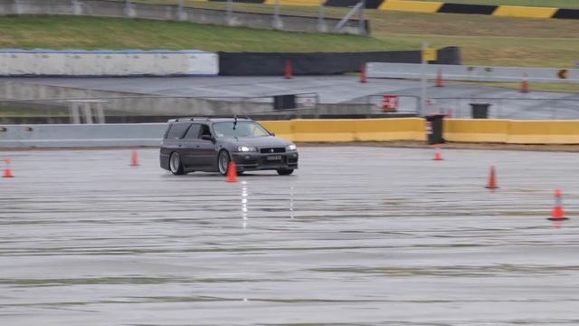 Double Unicorn Stagea - Skid Pan смотреть онлайн