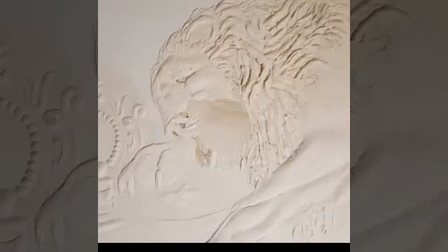 Лев на стене из гипса смотреть онлайн