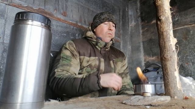 РЫБАЦКИЙ ДОМИК ИЗ ПОДДОНОВ! ОДИНОЧНЫЙ ПОХОД В ЗИМНИЙ ЛЕС .Как погреться сухим спиртом . смотреть онлайн