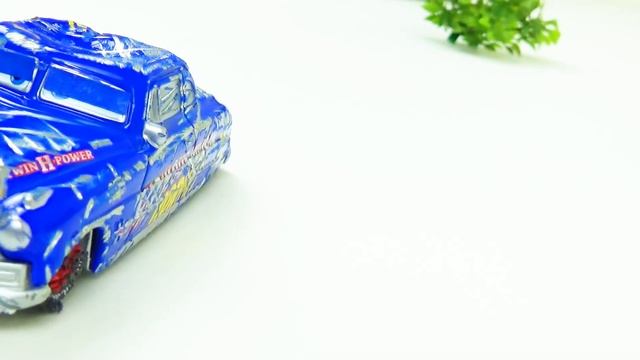 Doc Hudson Crash & Repair!  Disney Cars 3 Toys Stop Motion Animation - Ladybird TV