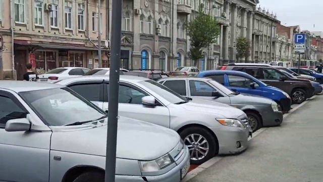 В Саратове вход в областное правительство заливает водой смотреть онлайн